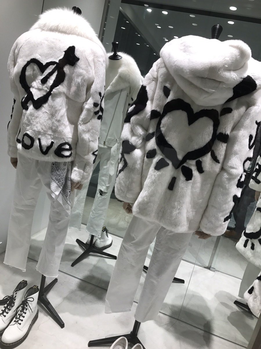 JSBショップも行ってきた！ 白love衣装展示されてて！ふかふかの衣装