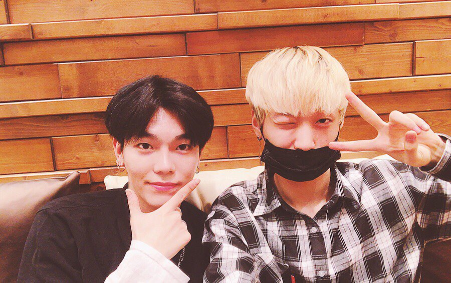 Varsity_2017's tweet photo. 오랜만의 방송이였는데 갑작스레 사정이 생겨 방송을 종료할 수 밖에 없었습니다😭  방송을 기다려주시고 시청해주신 모든 분들께 감사하다는 말씀과 죄송하다는 말씀을 드립니다😢 다음번에 오늘 멤버 그대로 다시 방송 진행 하도록 하겠습니다, 기다려주세요❣️ https://t.co/WoeFmM6eQR