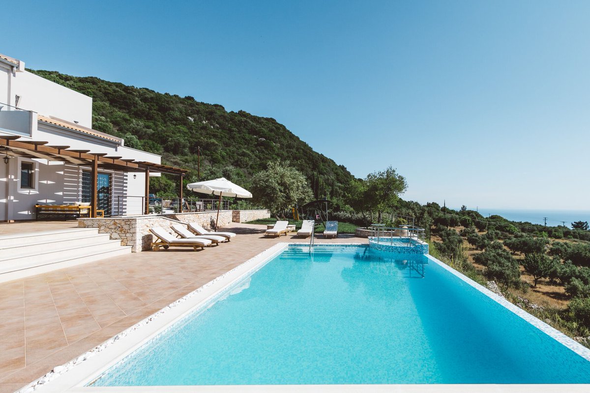 Add the <a href="/Peligoni/">The Peligoni Club</a> Club, a gorgeous Greek getaway, to your 2018 travel plans: buff.ly/2p8Dwmp via <a href="/sarah_leigh_b/">Sarah-Leigh</a>
