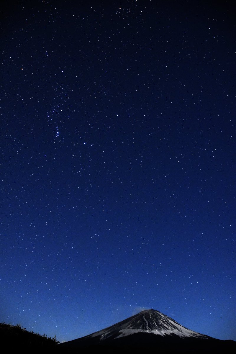 富士山コレクター大宮仁 در توییتر 今夜もきれいな星の空 月下の富士 オリオン座が輝いています 縦画像