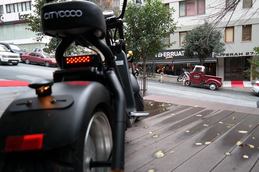 City Coco S; her yönüyle kusursuz 🙌🏼
 👉🏼Ergonomik ve sağlam tasarımıyla güçlü ve rahat yönlendirme
 👉🏼Yeşil enerji sınıfında, çevre dostu batarya
 👉🏼Kararlı yol tutuşu
 👉🏼Kısa fren mesafesi
 👉🏼Ağırlık merkezindeki çıkarılabilir batarya sayesinde konforlu bir sürüş