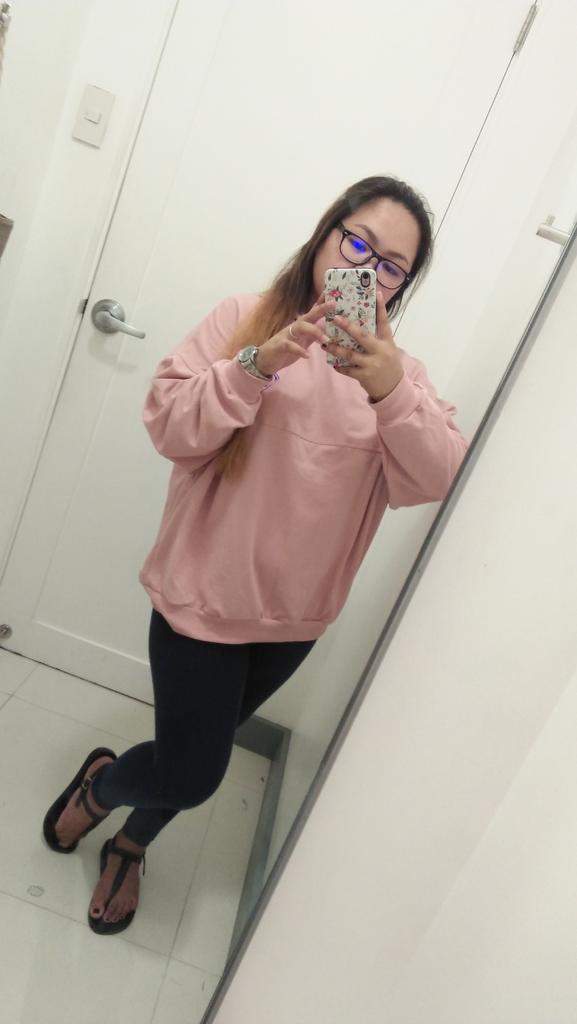 Alesabmcd_'s tweet photo. Sa Pilipinas ka lang makakakita ng taong init na init pero nakajacket 😂 #OnlyInPhilippines https://t.co/sSTuKM5PZS