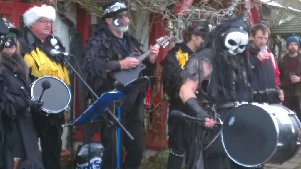 Enjoyed watching <a href="/Mythago_Morris/">Mythago Morris</a> dance in Maplehurst today.  They will be dancing <a href="/FloralFringe/">Floral Fringe Fair</a> June 3rd 2018.