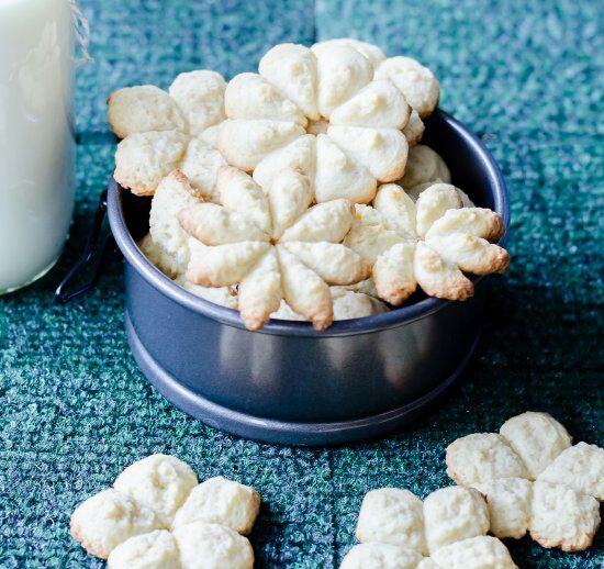 MeethaBox's tweet photo. An exclusive festive cookie for the festive season around. This almond and hazelnut biscuit made of flour, butter, and nuts. It is completely sugar and guilt free. Binge onto these crisp, fragile, somewhat dry, and buttery cookies these winters!
#meethabox #cookie https://t.co/wxn8JogSIu