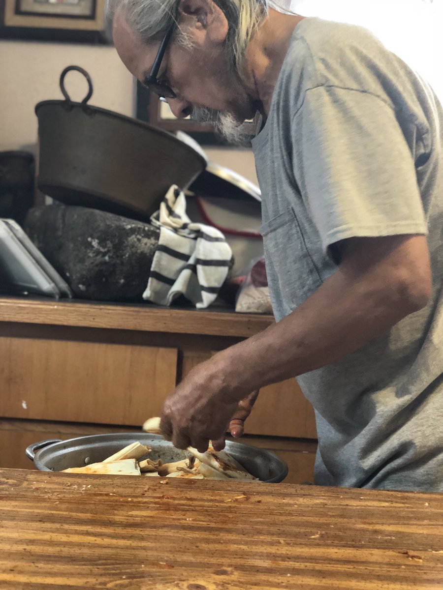 __jenniferlynn's tweet photo. My grandma use to make tamales for the whole family. She has ALS & is wheelchair bound so now my gpa cares for her & keeps her traditions alive. #TamaleSeason #HesTheBEST #WeCallHimFeo #HeCallsUsBrujas #MyFeo https://t.co/ifiNcWB3Nt