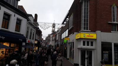 Topdrukte op eerste kerstkoopzondag in Harderwijk: Alsof alles voor niks was. Zo druk was het zondag tijdens de koopzondag ooit in Harderwijk. Ondernemers spinnen als tevreden katjes. ,,We draaien meer omzet dan op een zaterdag en koopavond bij elkaar!" dlvr.it/Q7Rhf4