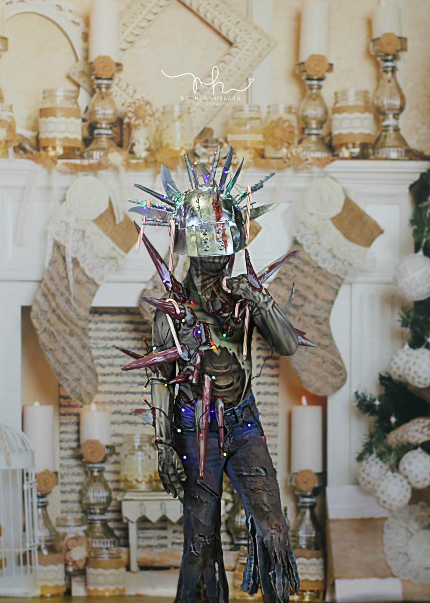 MiniEnidWDC's tweet photo. Even Winslow celebrates Christmas...@MiniCarlTWD https://t.co/JxqayWssGR