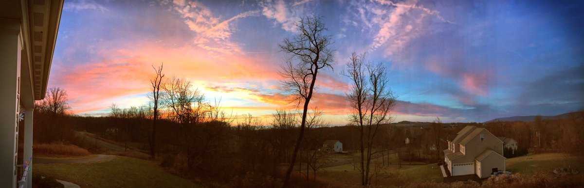 Brewdoun's tweet photo. A #ChristmasEve #sunrise over #LoudounCounty https://t.co/6bOB4nlz06