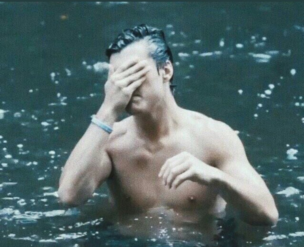 fivesecqnds's tweet image. What a fucking BABE