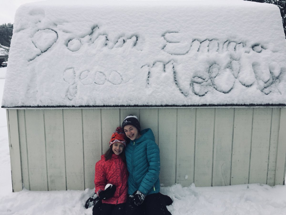 JohnESeven's tweet photo. Not much better in life than playing in the snow with my girls #ChristmasEve #SnowWhatFun https://t.co/HjfU1ABMux