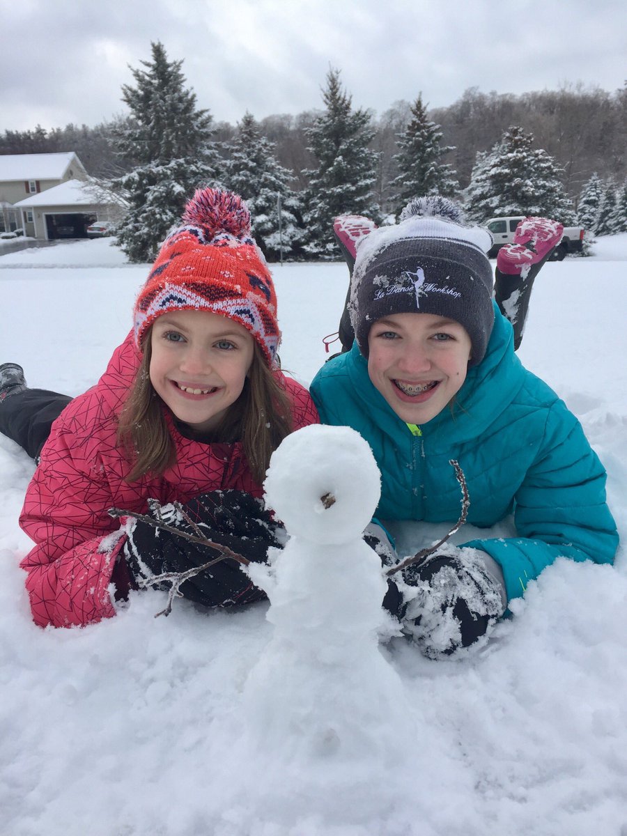 JohnESeven's tweet photo. Not much better in life than playing in the snow with my girls #ChristmasEve #SnowWhatFun https://t.co/HjfU1ABMux
