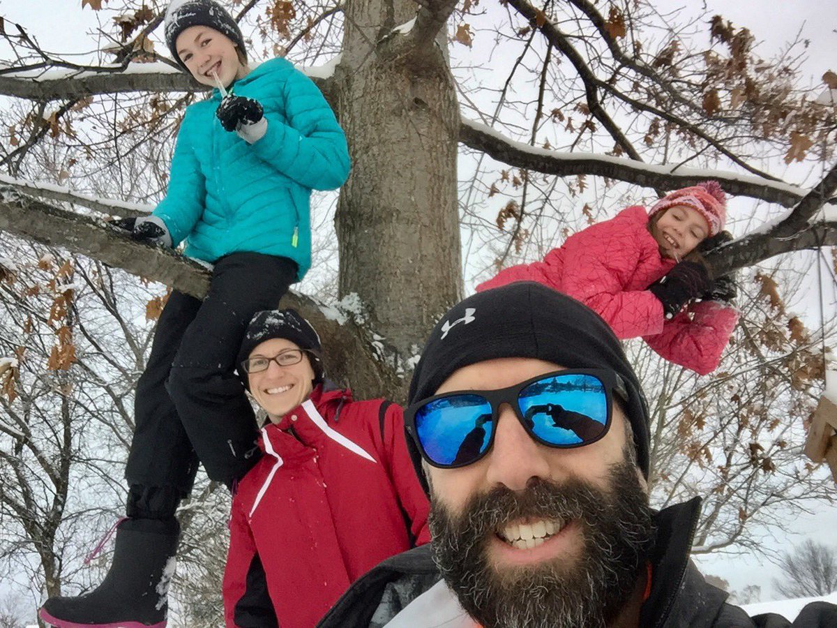 JohnESeven's tweet photo. Not much better in life than playing in the snow with my girls #ChristmasEve #SnowWhatFun https://t.co/HjfU1ABMux
