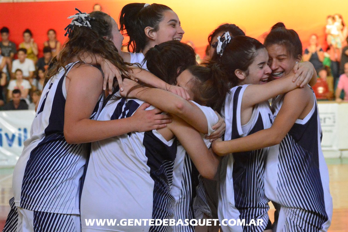 GenteDeBasquet's tweet photo. #GdBKids @InfoAlbo se sumó al lote de campeones al vencer a @CEN_Oficial en U17 Femenino: https://t.co/eHg2eQdarz, por @MGGiova y @RomiSaldias.

🎙️ @Choorchi: "Apostamos al trabajo que veníamos haciendo y ahí las ven, festejando el campeonato y felices". https://t.co/2QpB8ca3XG