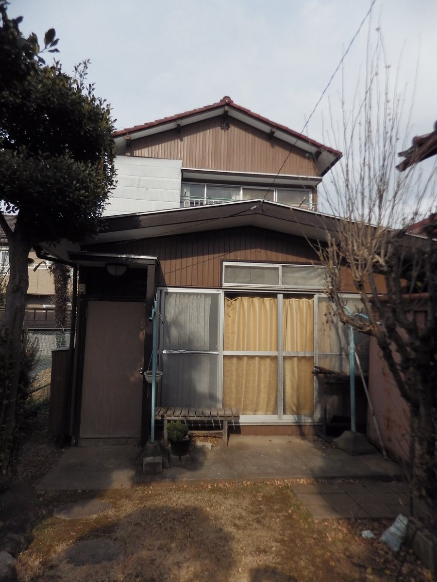 くに 2階寝室 このトタン屋根が 雨が降るとタンタンうるさかったのを覚えている トタン屋根の家って今もあるのかな そして3段の押し入れ 珍しい でもなんで3段なのかは分からないらしい