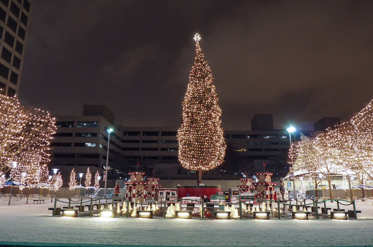 ENGPHOTO's tweet photo. Downtown looking pretty after the first snow in @KCMO overnight. #ChristmasEve #ChristmasShots #snow #MFT #@getolympus https://t.co/GA3kgp2pnS