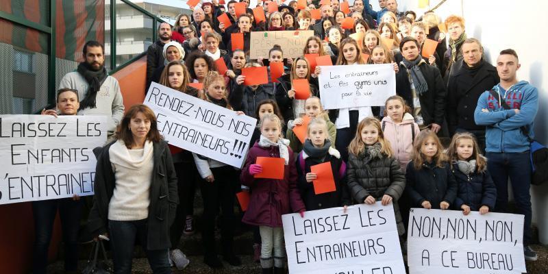 Nice_Matin's tweet photo. Un groupe de licenciés sportifs et de parents maintient la mobilisation au Nice Gym https://t.co/bbO32obTUC https://t.co/llR4tUjh7G