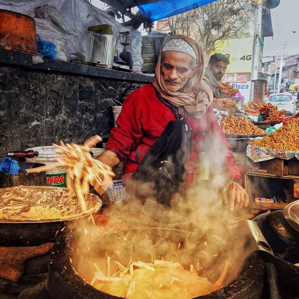AltafQadriAP's tweet photo. Making of Kashmir's favourite snacks "Nadér Monjè". Shreds of lotus root mixed with floor fried in cooking oil, in Srinagar. #igasia #igkashmir #snack #delicacy #iphonography #everydayeverywhere #traditions #igramer #dailylife #Kashmir #travelphotography… https://t.co/rtZdHOvrVu https://t.co/ky5sFfpRFF