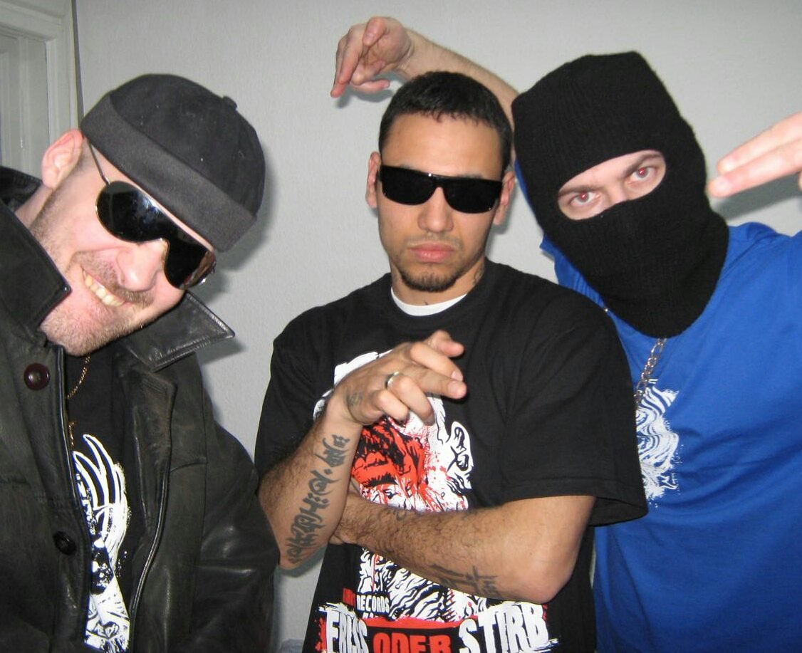 Die Hirntotgang ist am 28.12. beim Konzert in Berlin dabei! #birthdaybash #aidsroyal
#blokkmonsta #hirntot
<a href="/1bobbydick/">B-Tight</a> <a href="/blokksta/">BLOKKMONSTA</a> <a href="/schwartz_ht/">𝗦𝗖𝗛𝗪𝗔𝗥𝗧𝗭</a>