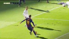 foot11com's tweet photo. Leo Messi avait perdu sa chaussure droite pendant son dribble sur Marcelo réussissant tout de même à garder le contrôle du ballon et délivrer un assist à Vidal avec une seule chaussure..

🐐⚽️🔥 https://t.co/xDZrSxD1Md