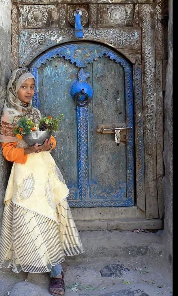 جمال الابواب القديمةوشكلها المتميز والجذاب
إلى جانب الفكرة والتي يقال أنها تركيه
وهي المضربان النحاسيان 
الأعل:ويستخدم للرجال فإذا ضرب عرف أن الذي يدق الباب رجل فيفتح الباب رجل
أما الأسفل: فتستخدمه النساء وله صوت اقل من الأعلى
#قروب_الصعفاني_للدعم
#قروب_صنعاء_اليمن
#هويه_اليمن