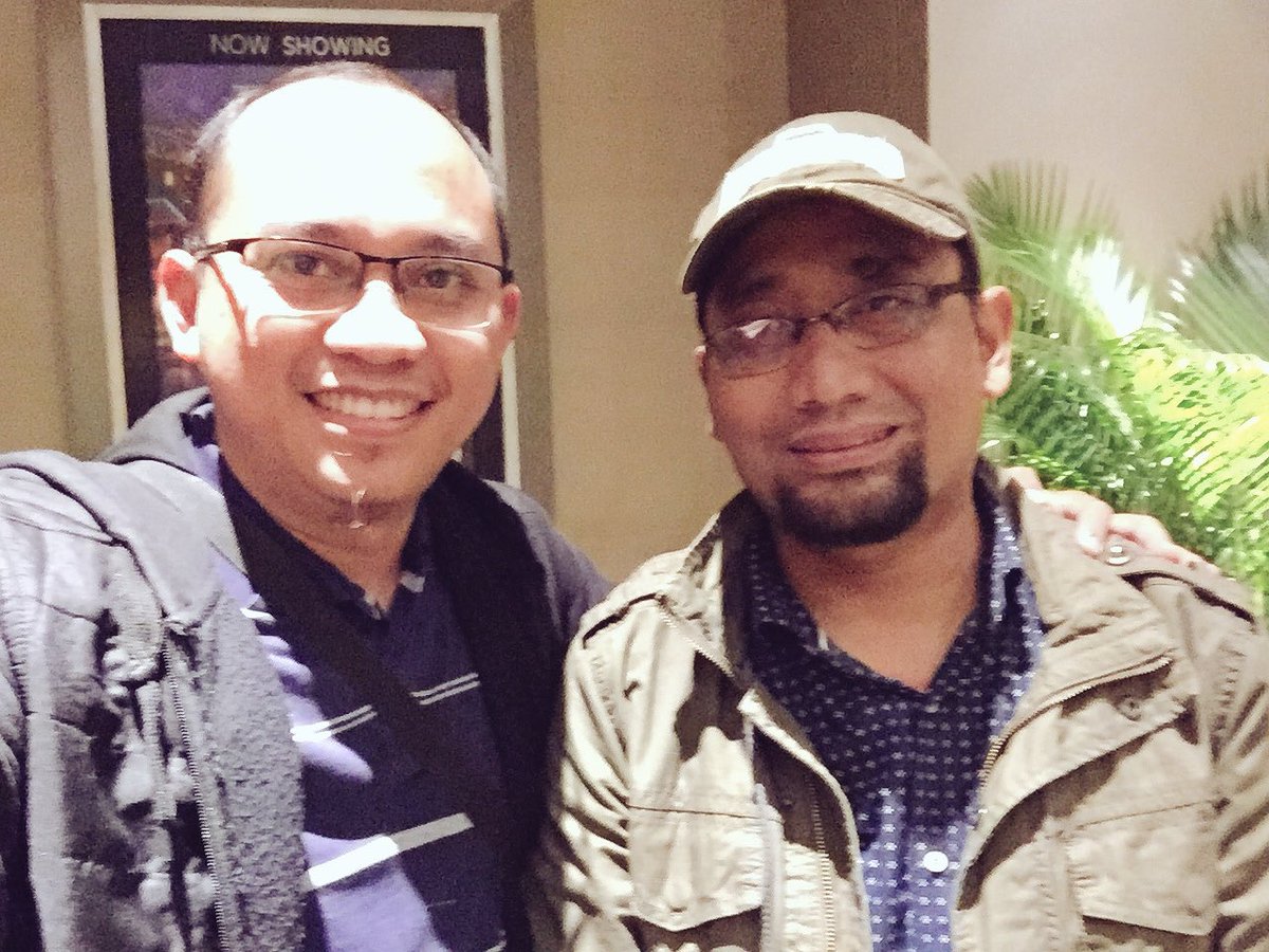 AjiTeguh04's tweet photo. Abis nobar @filmAAC2 bareng Kang Abik @h_elshirazy | pas momen #MSInobarAAC2
#latepost #AAC2 #AyatAyatCinta2 https://t.co/kWm2qomRTb