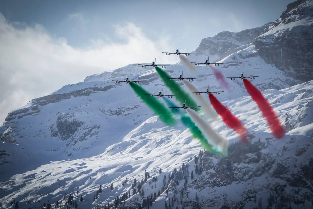 Lo slalom delle Frecce Tricolori tra le Dolomiti dell’Alta Badia azzurrotricolore.blogspot.it/2017/12/lo-sla… … #FrecceTricolori #Sorvolo #Dolomiti #AltaBadia #Pusteria #Dobbiaco #SanCandido @FrecceTricolori @ItalianAirForce @SWCAltaBadia @altabadiaorg @valpusteria @3zinneninfo @ProvinciaBZ