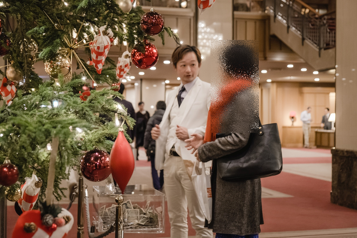 eseya_kk's tweet photo. 帝国ホテルでのお見合いゴッコ、ロビーのクリスマスツリー前でも撮ってもらっ��たんだった。お相手は一般女性。 Photo by ちるこっこ @Circocco_ https://t.co/a2bosR3QjC