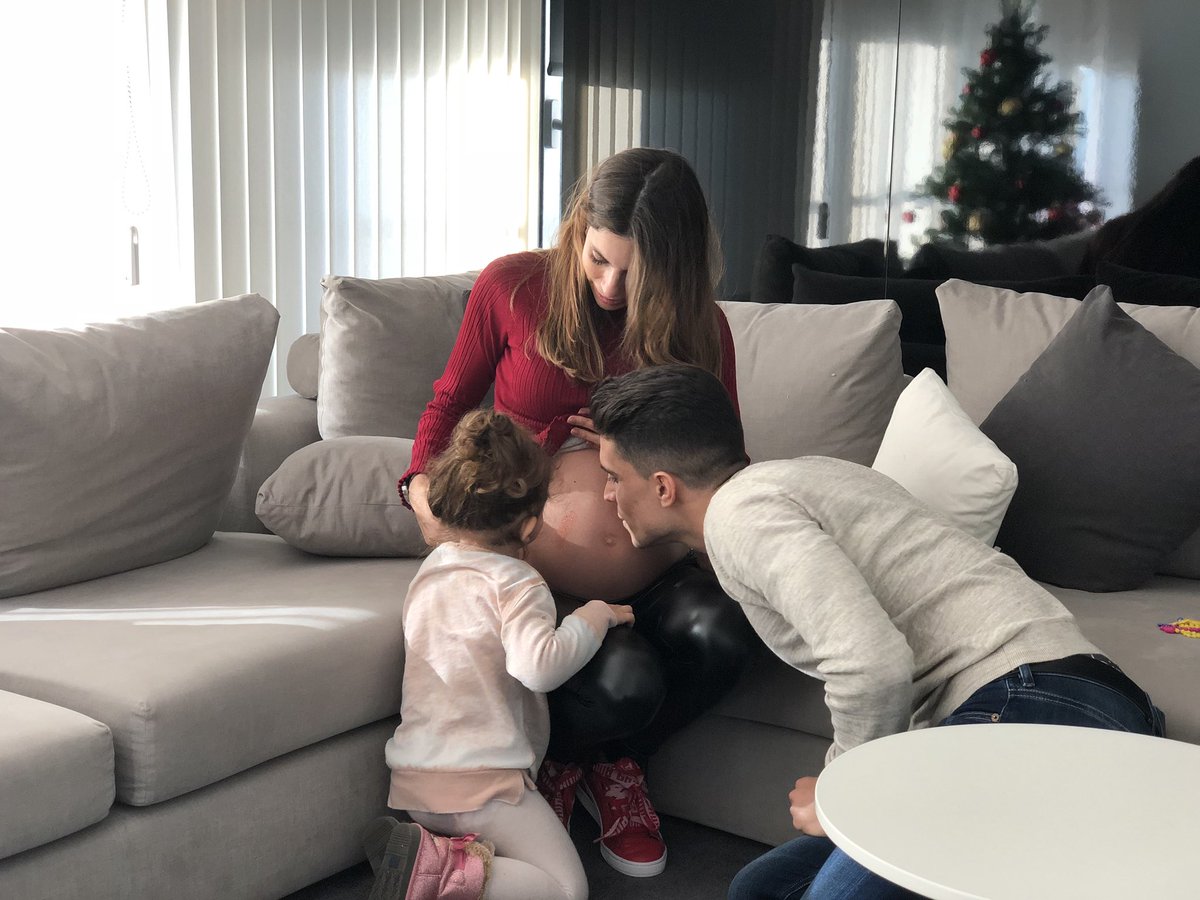 Después de este año recibiendo todo el apoyo por vuestra parte, me gustaría cerrar este 2017 compartiendo con vosotros una noticia ilusionante y bonita: Meli y yo estamos esperando otra princesa! 👶🏻 ❤️ 👨‍👩‍👧‍👧