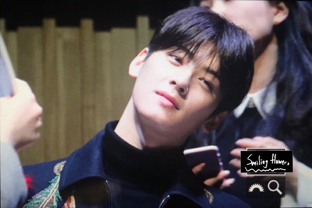 smilingflower97's tweet photo. preview 171224 종로 팬사인회
#차은우 #CHAEUNWOO #문빈 #MOONBIN #ASTRO #아스트로 @offclASTRO https://t.co/7FfRwrReSq