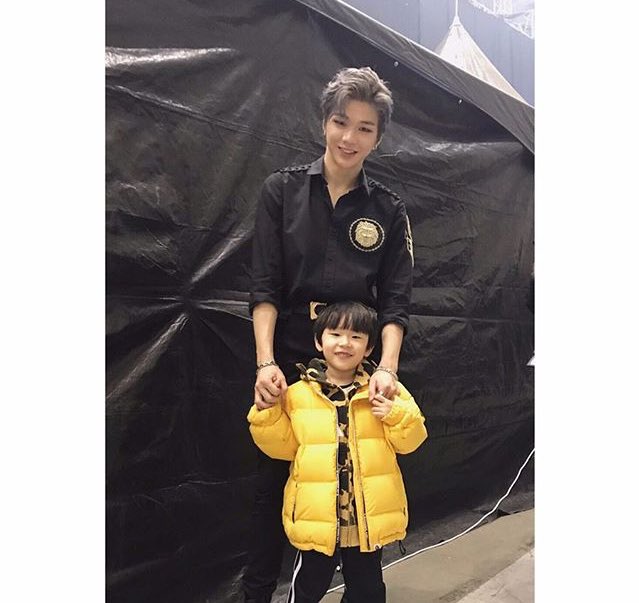 edelwisesz's tweet photo. Membayangkan daniel si suami yang jadi polisi dan lagi foto bareng anak kita aduh kang daniel 😳😳😳 #PEADEM https://t.co/UL0s7SPddm
