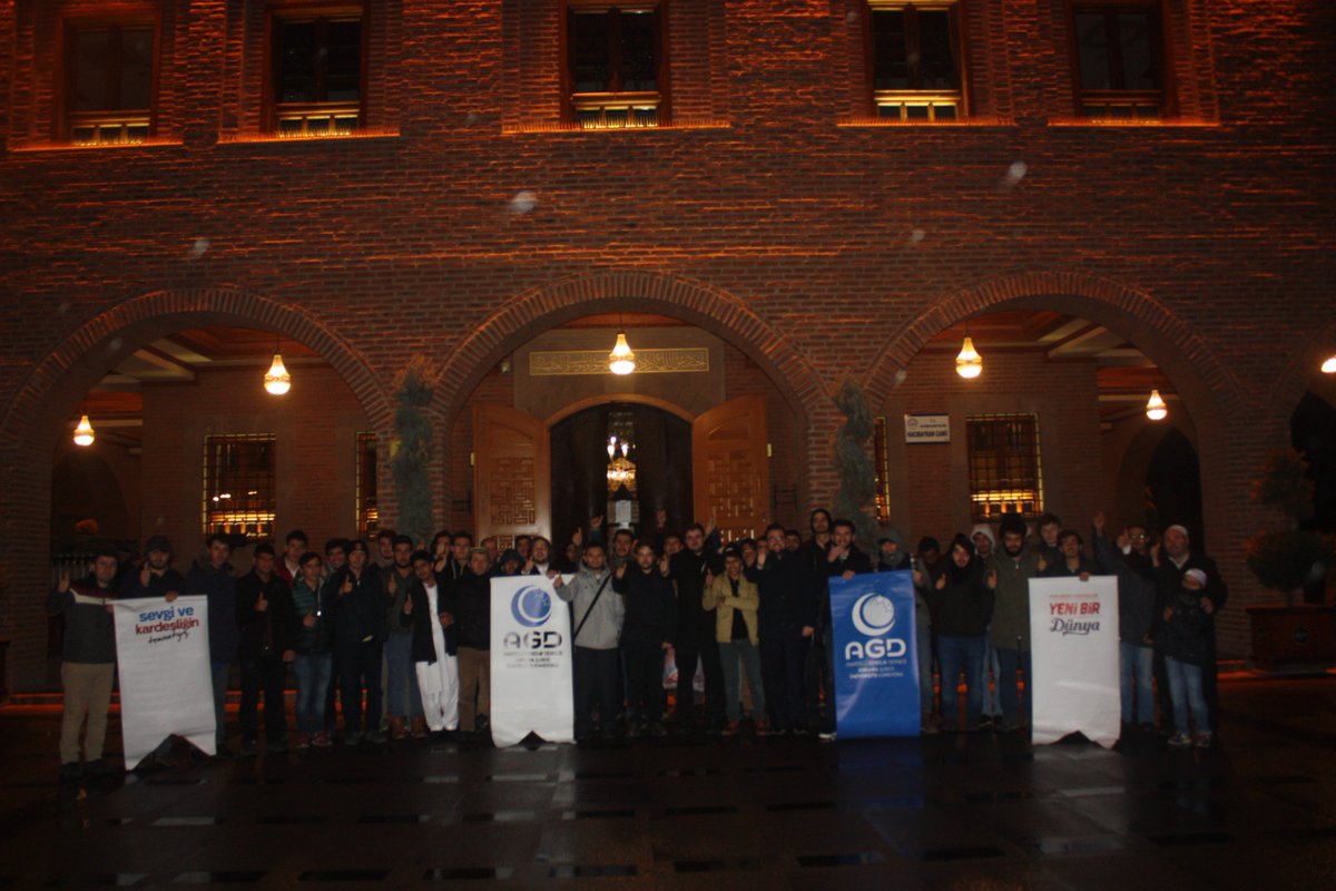 agdankarauni's tweet image. Üniversiteli kardeşlerimiz ile Hacı Bayram Veli Camii&apos;nde sabah namazında bir araya geldik.