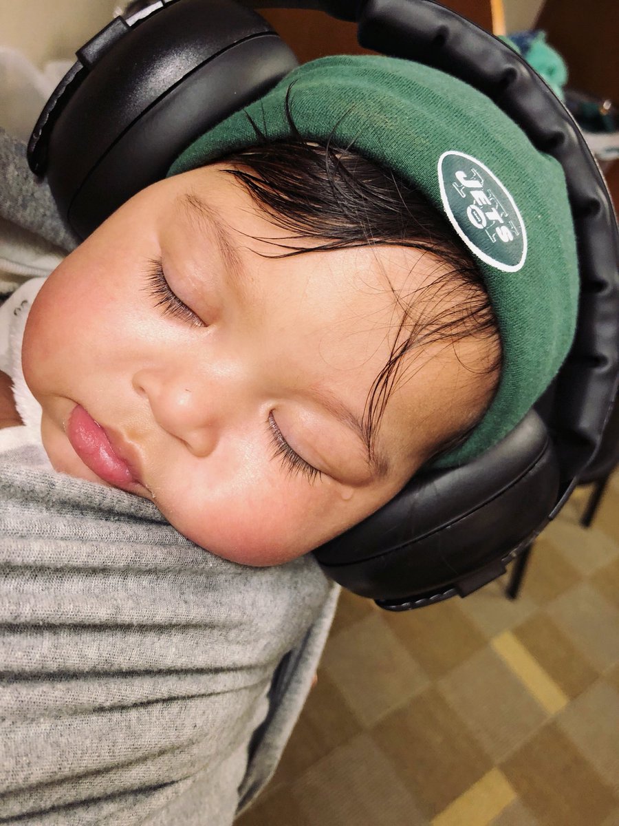 MarisaKearse's tweet photo. @JKearse_15 “DON’T SLEEP on my daddy” 😘👀😂 https://t.co/dYMBJci9Tl