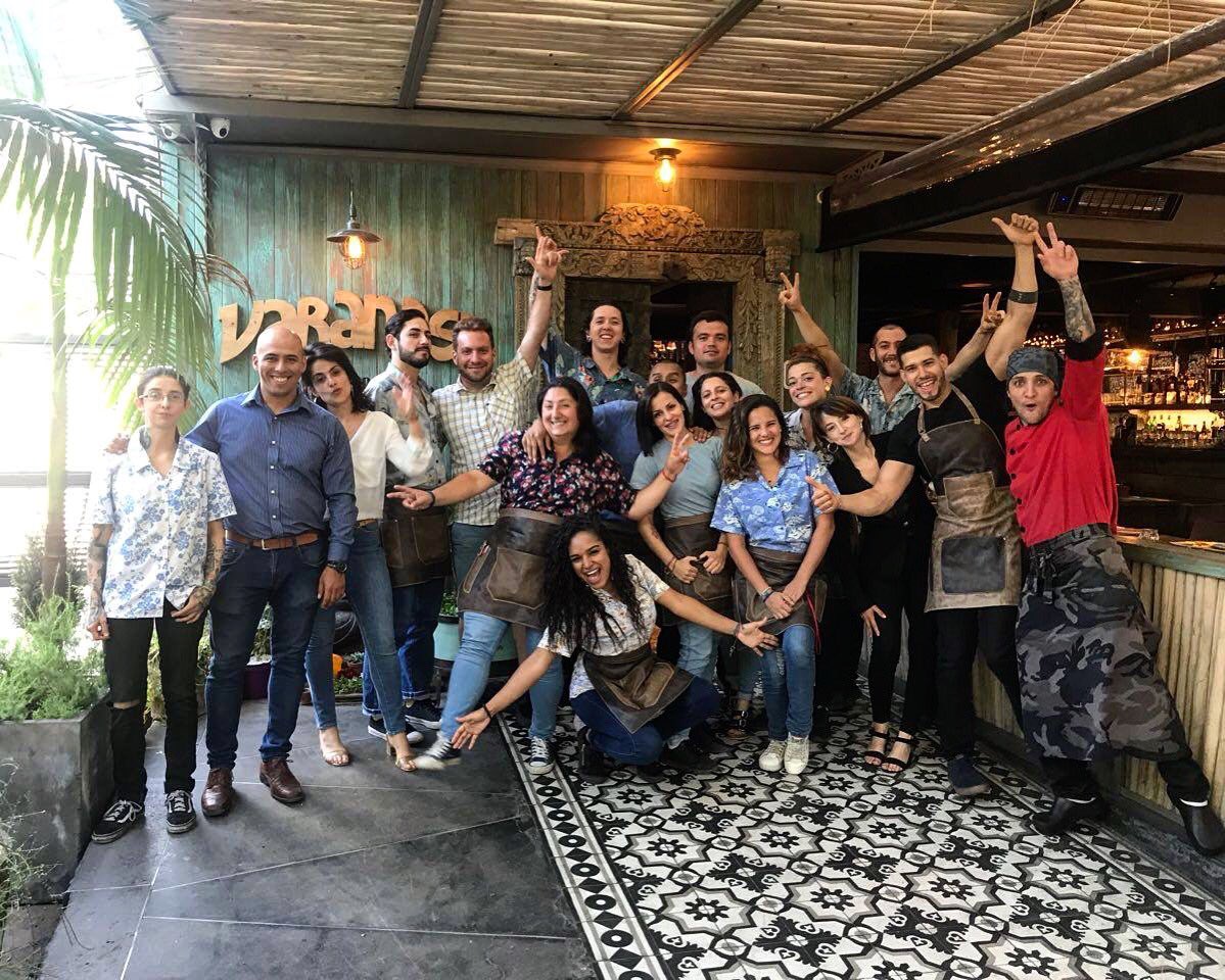 VaranasiChile's tweet photo. Feliz Navidad de parte de toda la familia Varanasi. Que el amor y buenos deseos inunden este 2018. 
Mañana 25 de diciembre permaneceremos cerrados.  
#FelizNavidad #FamiliaVaranasi https://t.co/33JqPSJAsf