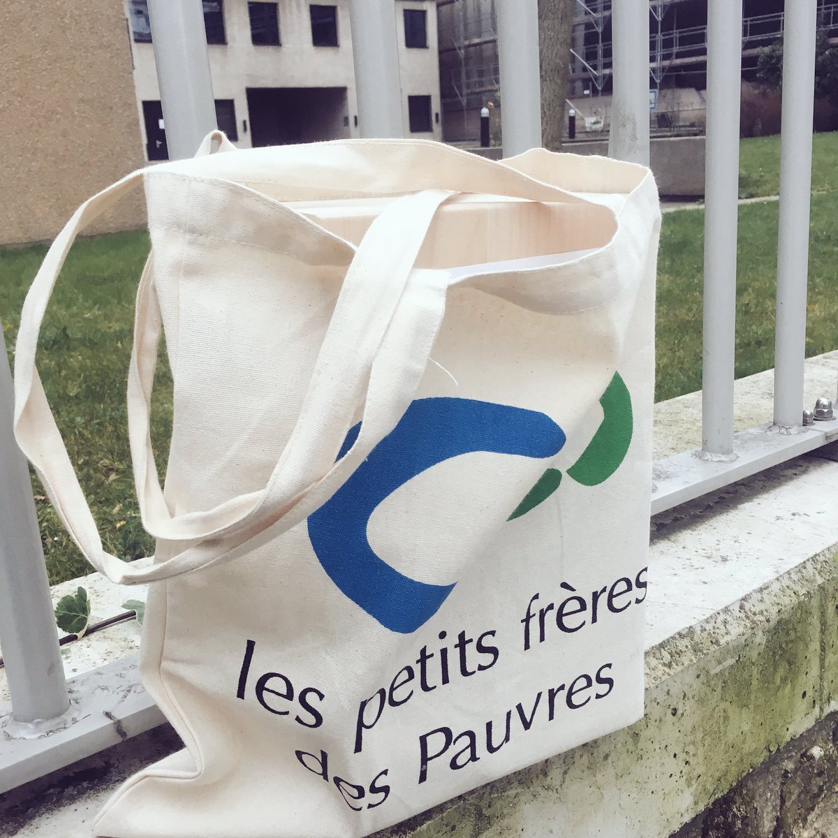 g_emjii's tweet photo. Prête à passer un réveillon utile avec les @pfPauvres #PetitsFreresdesPauvres #Bénévolat #Reveillon #Noel2017 🎁🎄 https://t.co/ZUP7J1V0D2