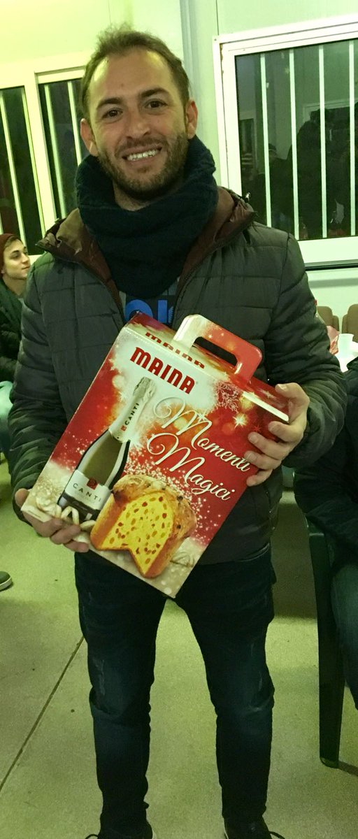 MisterCottone's tweet photo. Anche quest'anno ci mangiamo il panettone natalizio. Ringrazio per i numerosi attestati di stima e colgo l'occasione per fare gli auguri di buone feste a tutti, dirigenti, staff, giocatori, tifosi ed ai nostri avversari sul campo ed amici nella vita. Buon Natale! https://t.co/D6mJHUYDuD