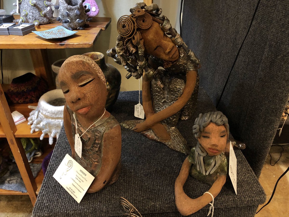 MemphoNewsLady's tweet photo. Sophisticated queens who flaunt their crowns of glory. HERDEW sculptures by local artist Lester Jones. Featured on HGTV.
https://t.co/0nVanzdTYI
Available @WinterArts901 open today 10am-3pm.
Park Place Ctr E Memphis
1215 Ridgeway next to Jason’s Deli. #HappyHolidays #shoplocal https://t.co/aBXRWSn9ZE