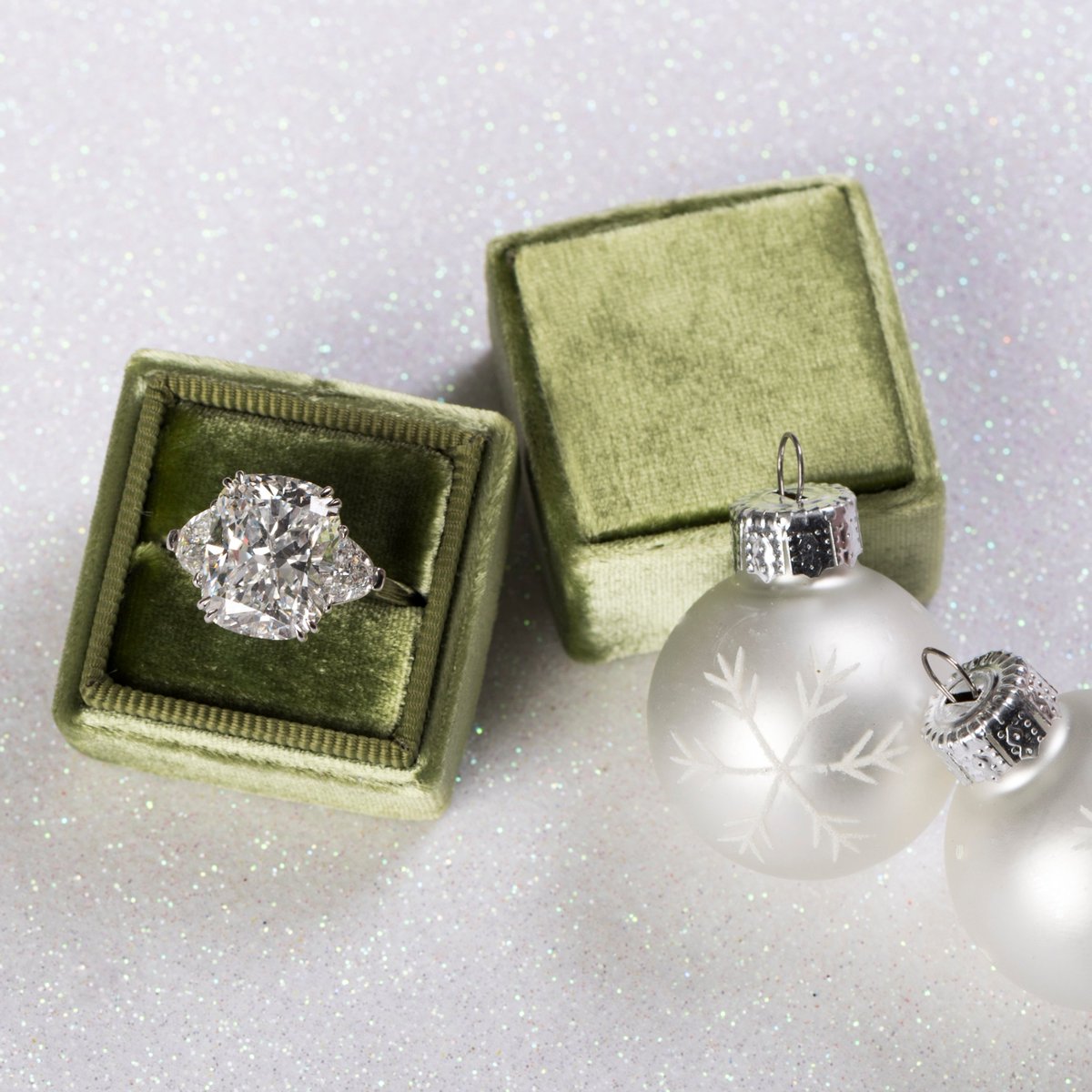 KwiatDiamonds's tweet photo. Nothing captures the spirit of the holiday season quite like a diamond. Kwiat cushion diamond engagement ring. https://t.co/ZE82B8T6Th #SeasonOfSparkle https://t.co/O60AO6ILir