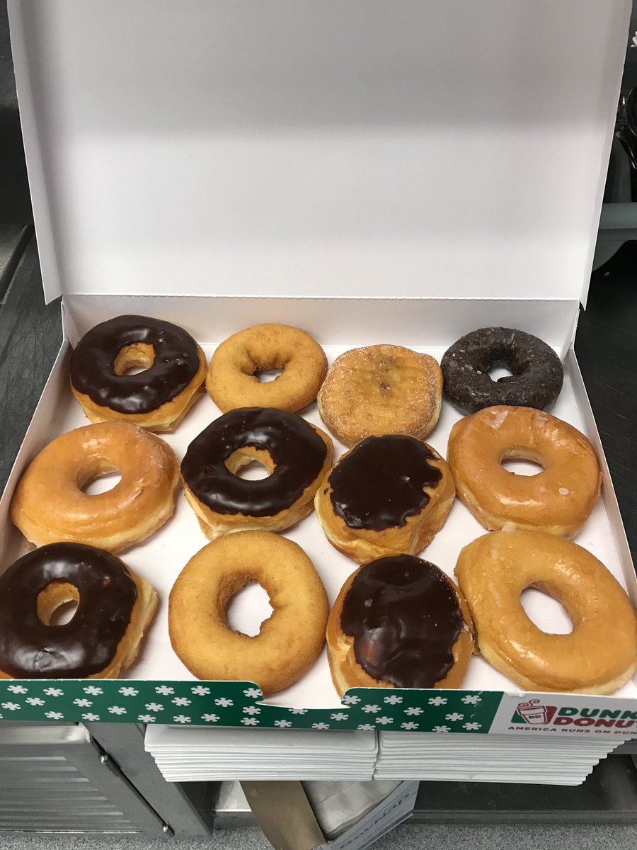 landonvon's tweet photo. @dunkindonuts sweet assorted box. Not. https://t.co/hLAT5P8QJc