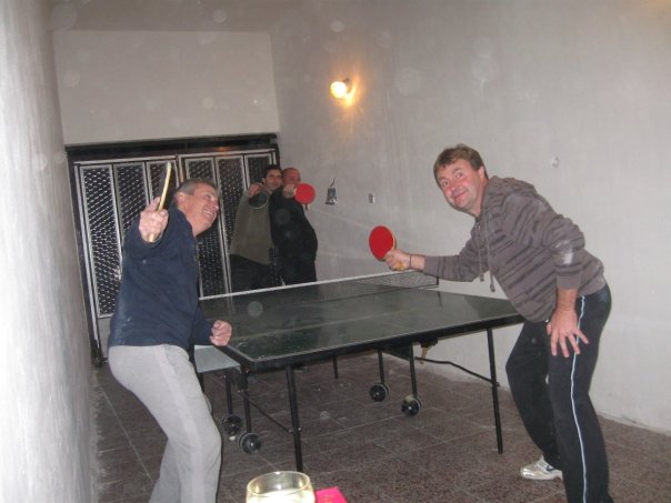 VandrovecMba's tweet photo. V léčebně Phillipa Pinela v Pezinku hrajeme s ostatními "chovanci" pinčes! Teprv teď jsem tu fotku našel v mobilu! https://t.co/mZkbSPGAmv