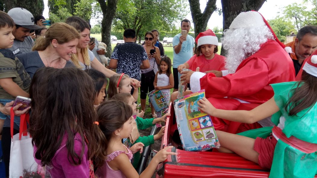 Papa Noel y las duendes entregando regalos en Los Cardales. #TNFinDeSemana