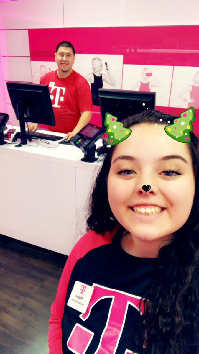 edubhalee's tweet photo. Merry Christmas Eve from your Local T-Mobile Elves 🎄🎅🏼 🤙🏼 #BEASTBAY #DELIVERMORE @DanielBasutlo @King_Oscar94 @DarthNater87 @MGonzal186 https://t.co/0ffCoN2FRZ