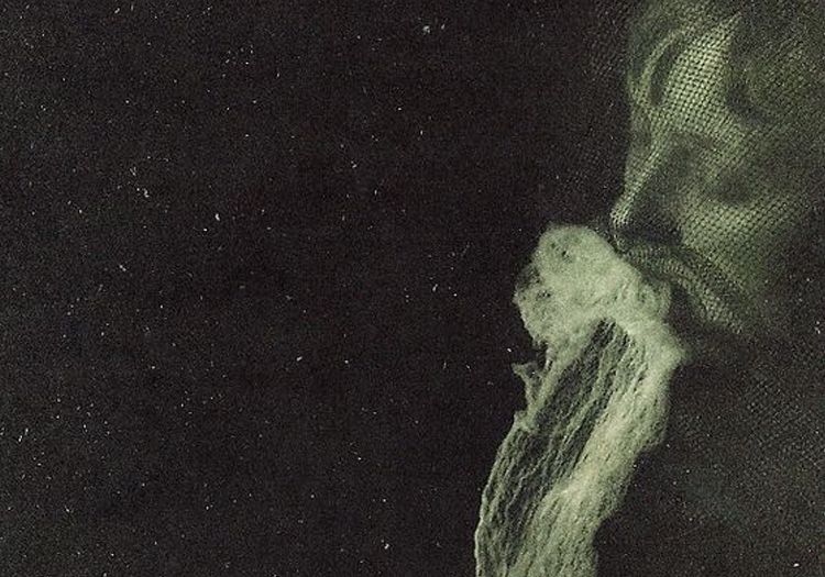 Echoes from Beyond: The Strange History of Spirit Photography ~ theoccultmuseum.com/echoes-from-be…