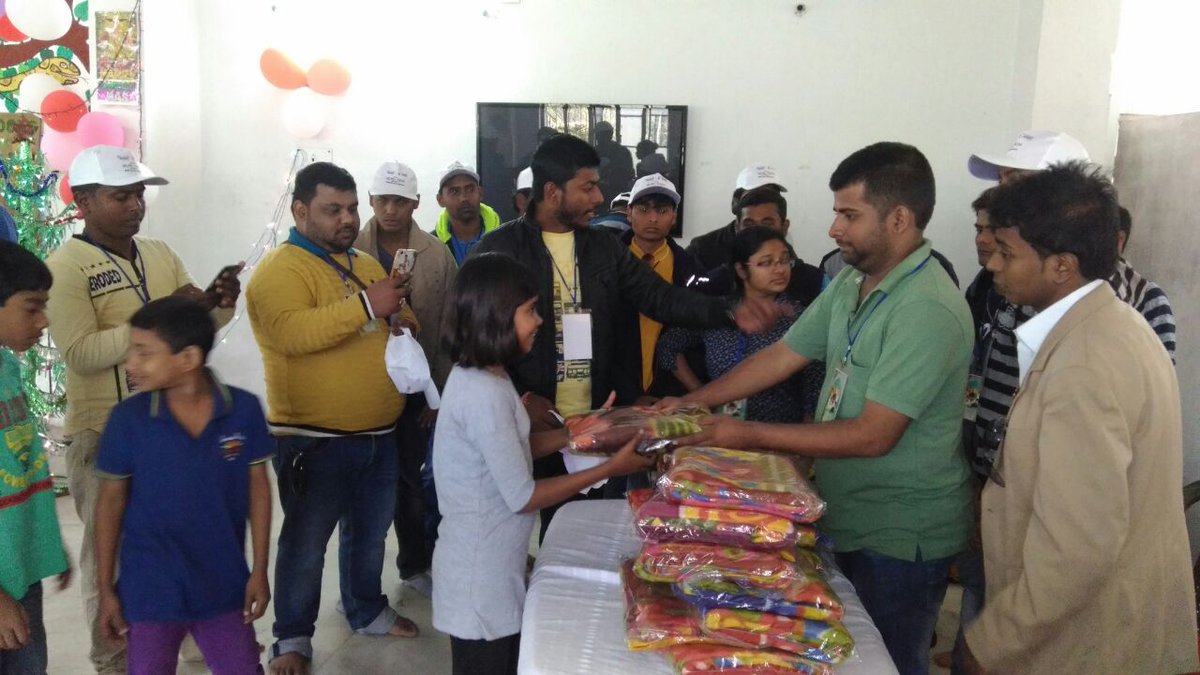 Pakhi_Ch's tweet photo. @prosenjitbumba Blanket distribution among children at #Aponjon https://t.co/tsCcZT18oh