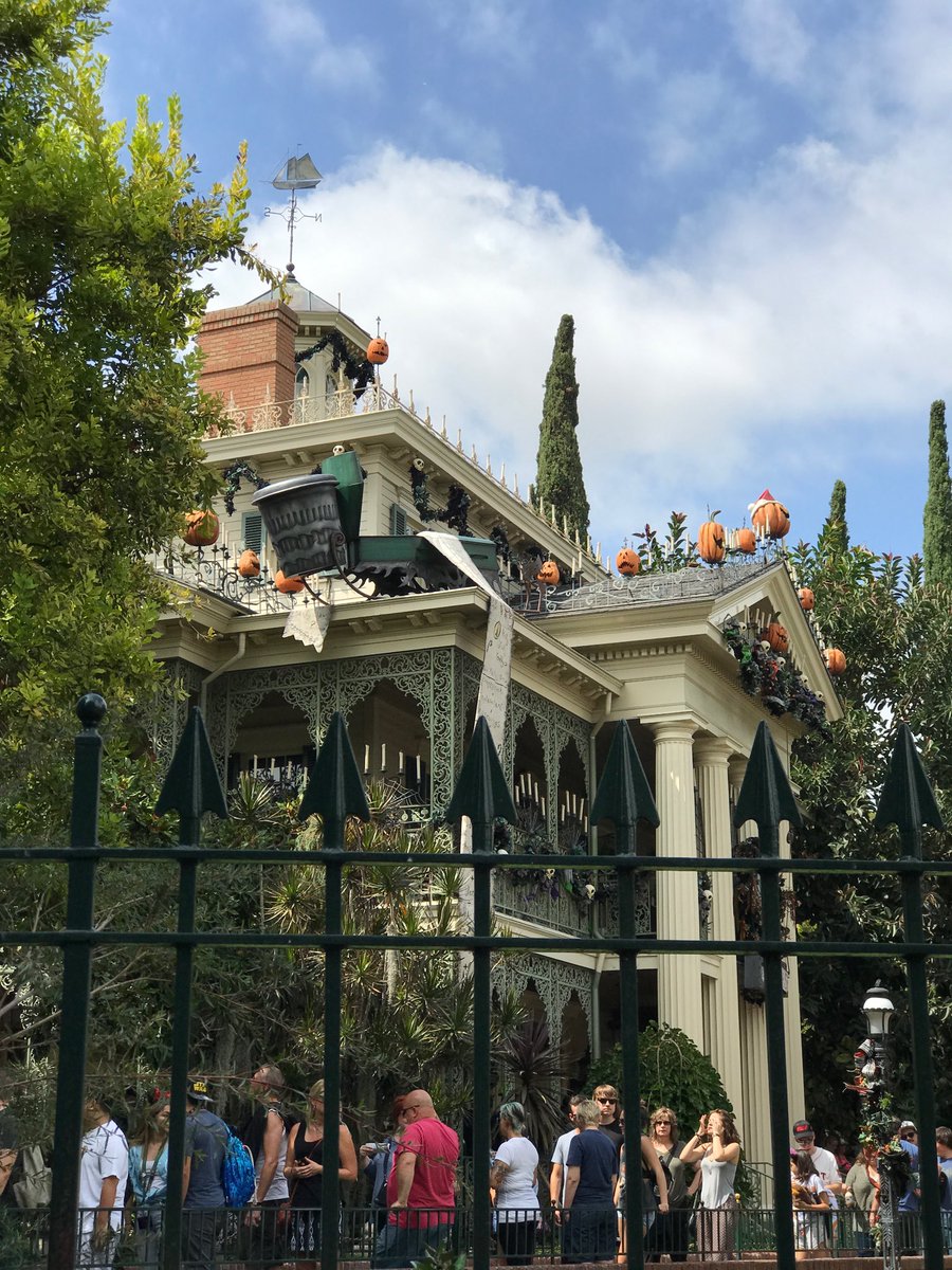 FoolishMortalsD's tweet photo. Not live, but Iβm pretty sure this is what it looks like at D right now, all sunny and annoying. #disneyland #hauntedmansion #jackskellington #nmbx #timburton https://t.co/M7uIbY3uqw