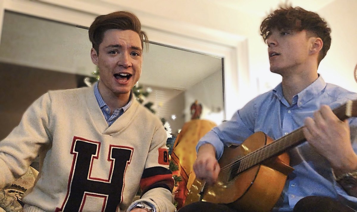 dielochis's tweet photo. Haben uns eben spontan hingesetzt &amp; mit der Gitarre unserer Oma einen Song für euch aufgenommen.

„Heimliche Helden“ - für das Lochiversum! ❤️

https://t.co/339z1gKPdF https://t.co/IL6UG4rYJX