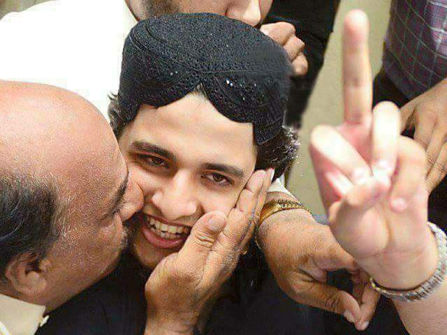 faisalanwar24's tweet photo. رہائی کے بعد قتل کے مجرم شارخ جتوئی کا پاکستان کی عوام کیلئے خاموش پیغام۔۔۔۔۔۔۔ https://t.co/olrelHZbm6