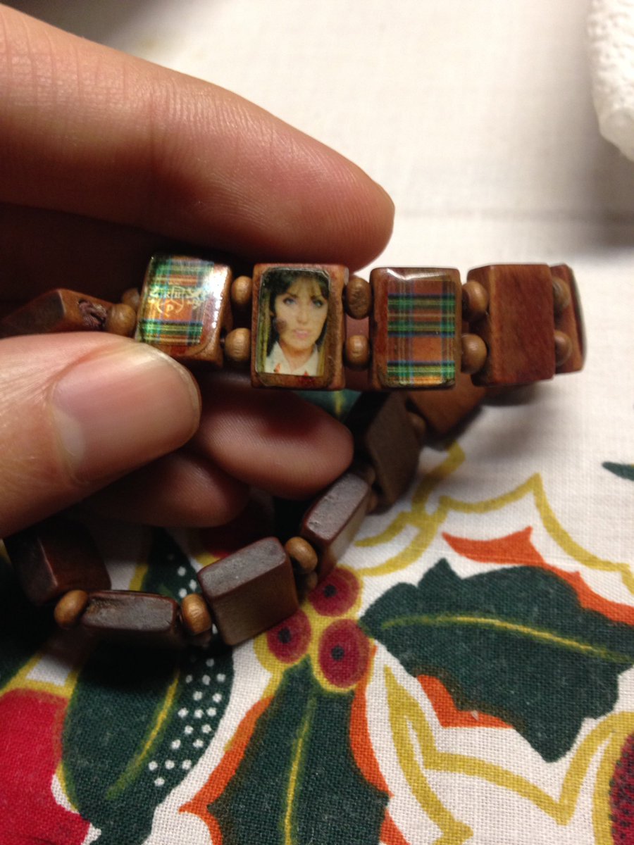 FacunMoreno's tweet photo. Me fijo en la pulsera de mi abuela y le pregunto que de qué es.
Me dice que de santos y vírgenes, que la tiene hace años.
Me estoy muriendo de la risa. https://t.co/8P0W5FICcv
