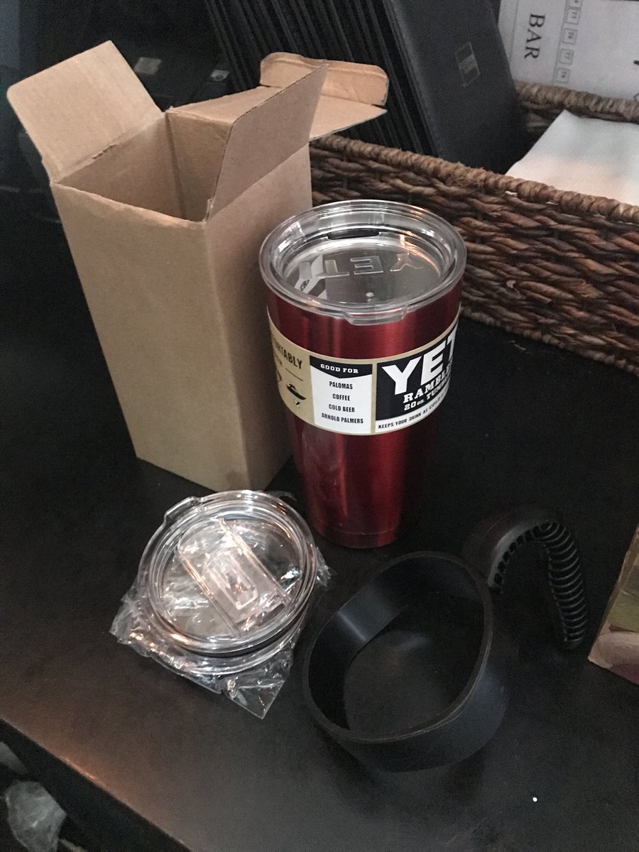 MadisonShangle's tweet image. this is how you treat servers on christmas eve/any holiday😭❤️ nicest table ever 🎄🎄🎄