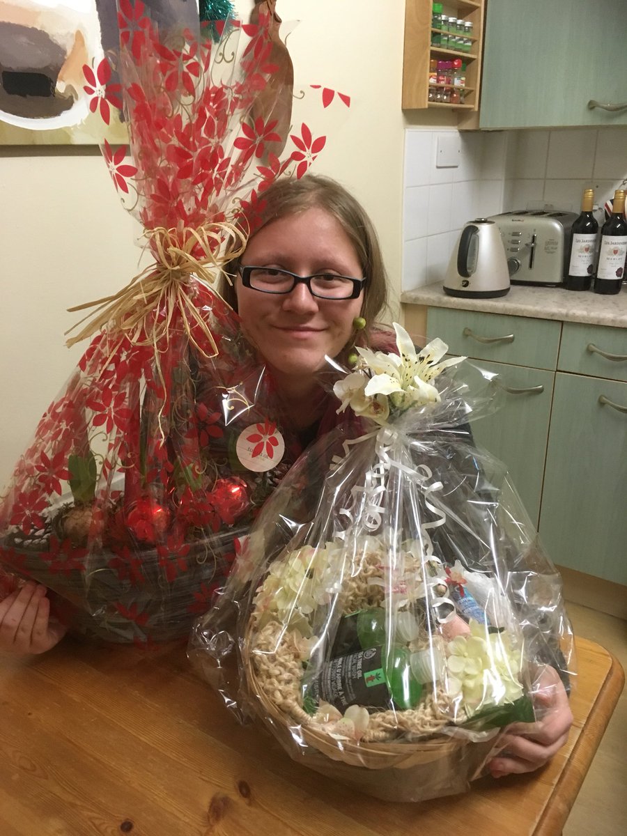 MooCow2802's tweet photo. Daisy is so chuffed with this gift thank you all at Flowerworks Uxbridge @jules_florist x https://t.co/abuL3tm0HP