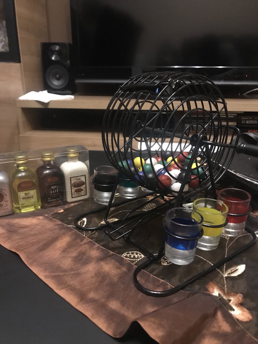 Wismichu's tweet photo. Mis padres me han regalado un bingo de chupitos por navidad. Me encanta JAJAJAJAJ. https://t.co/4omGmkSHe2